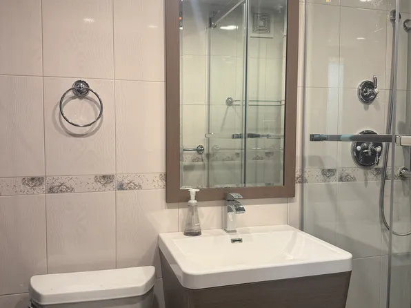 61-20 Grand Central Pkw image 12 of 14