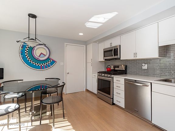 4th image of 2532 Essex Dr