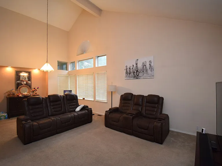 2122 E Rainbow Point Dr — Photo 3