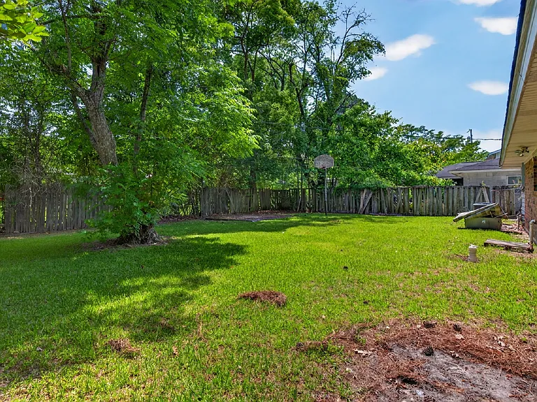 1621 Cloverdale Dr — Photo 25