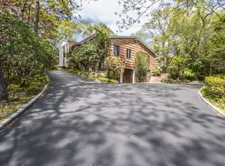 25 Hearthstone Dr, Dix Hills, NY 11746