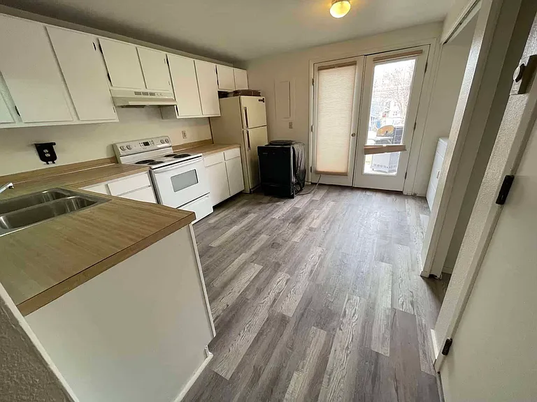 848 W 3rd St #C — Photo 4