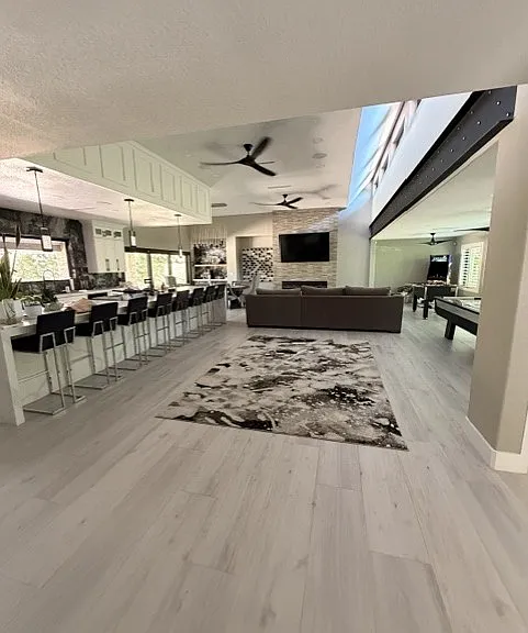 300 E Lacy Ln — Photo 1