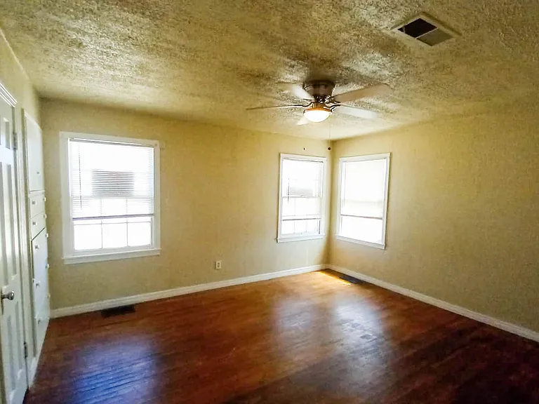 1225 W Garza St — Photo 8