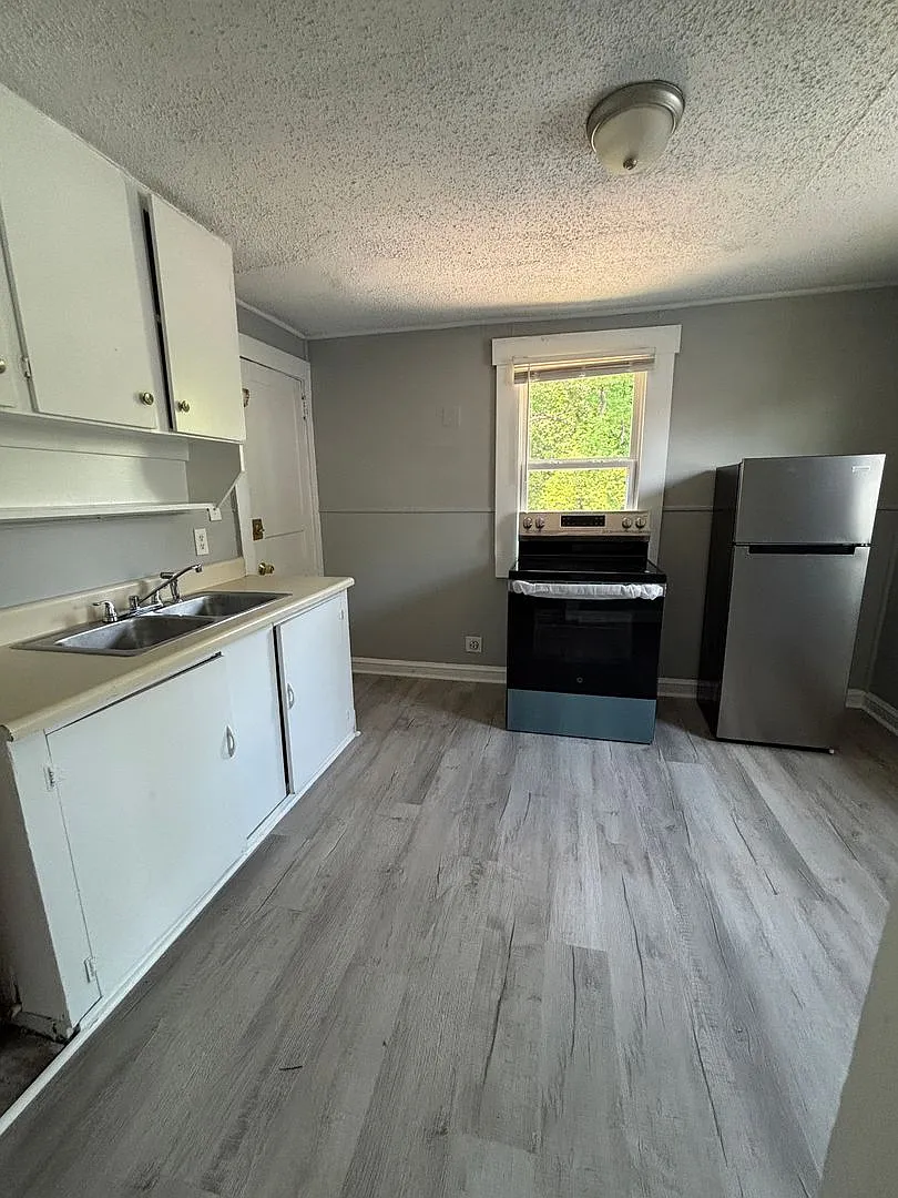156 Garrett St — Photo 2