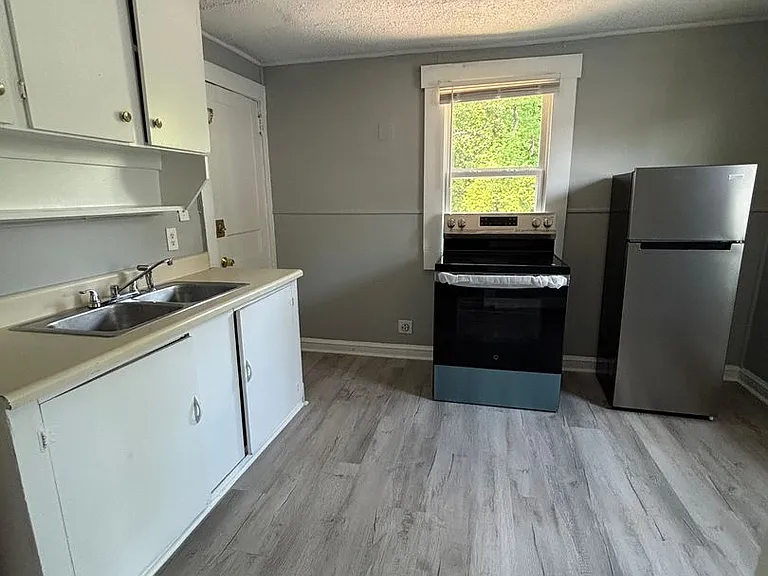 156 Garrett St — Photo 3