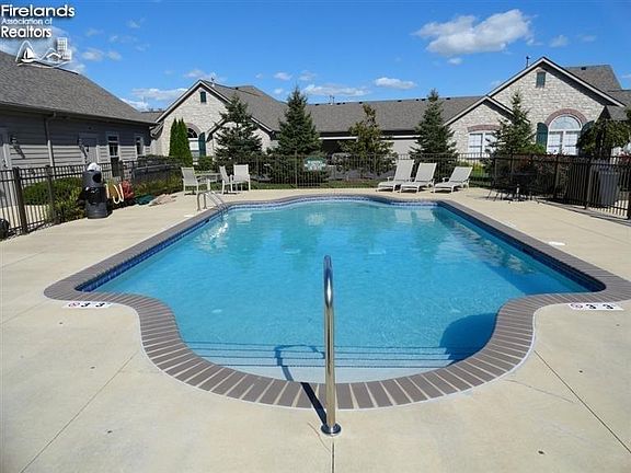 4th image of 2695 Canterbury Cir #B
