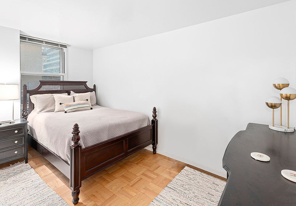2nd image of 200 E 58th St #6G