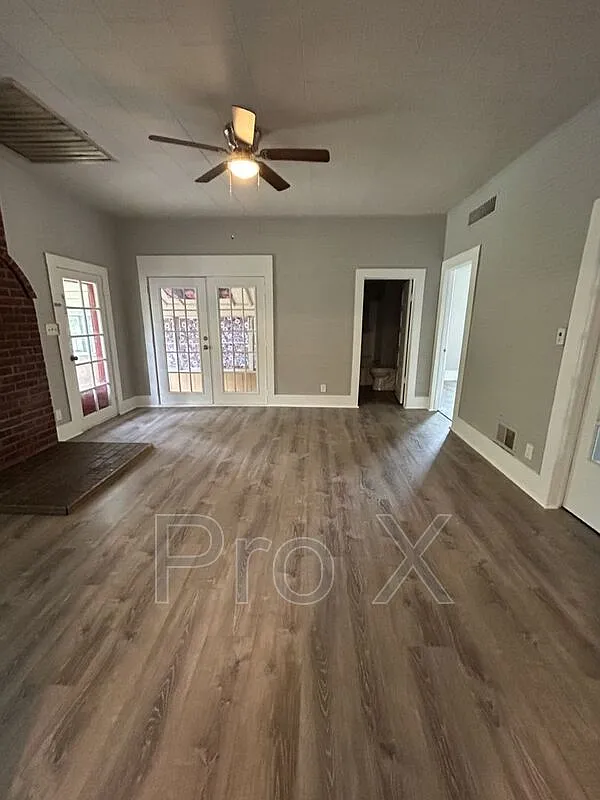 2 bed, 1.0 bath, 1100 sqft, $900 — Photo 2