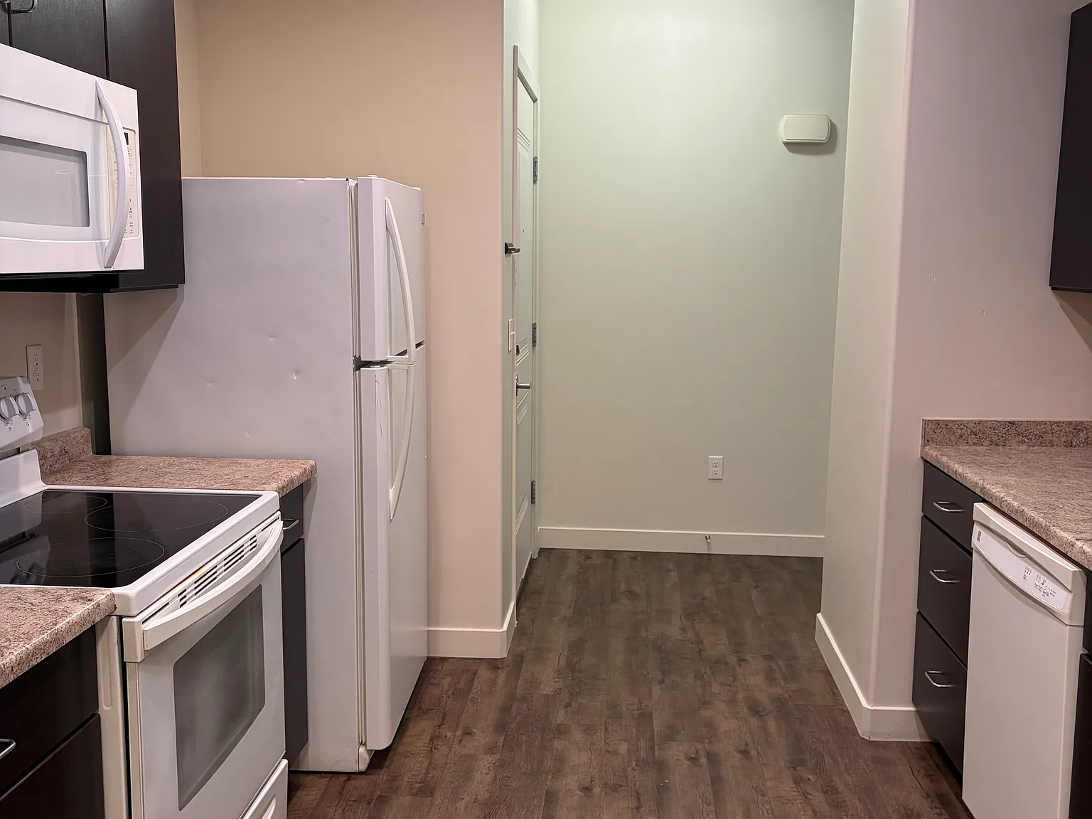 2 bed, 850 sqft, $1,400 — Photo 3
