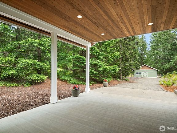 4th image of 6301 Foxtrail Court NE