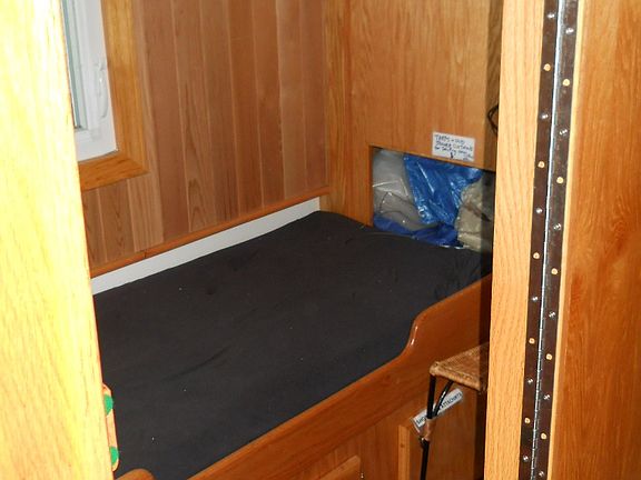 Small cubby/storage room (27" bunk)