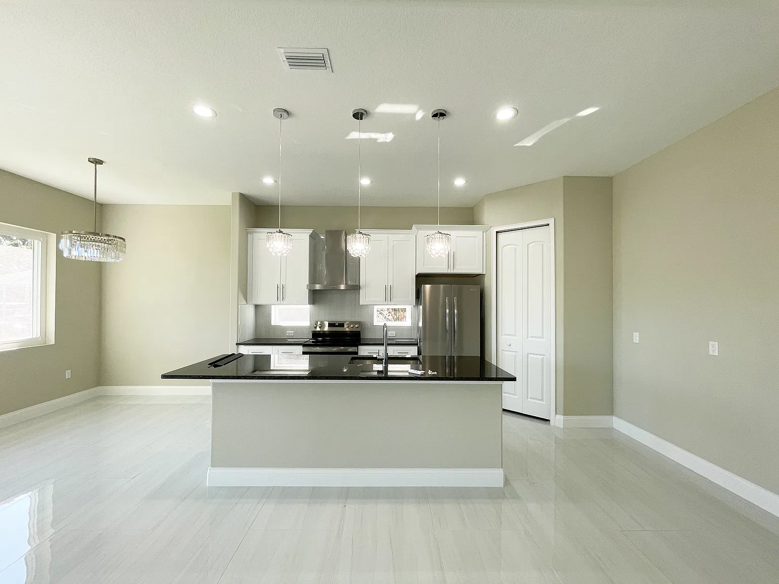 3 bed, 2000 sqft, $3,500 — Photo 2