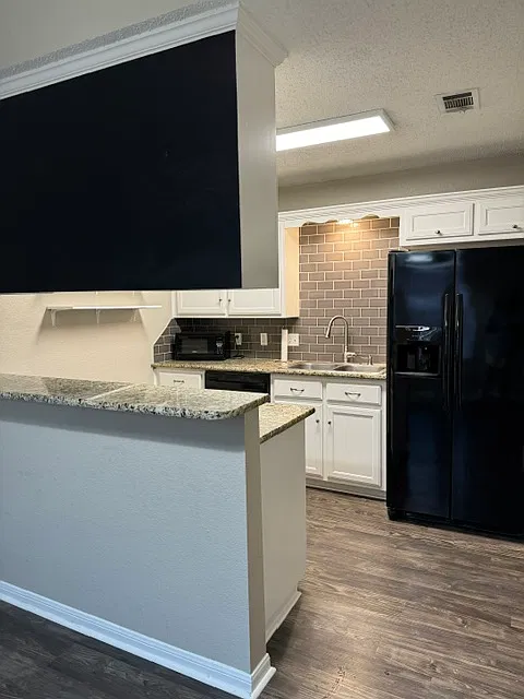 4 bed, 2100 sqft, $2,400 — Photo 3