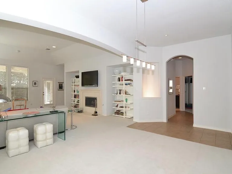 714 Pelican Hills Dr — Photo 2