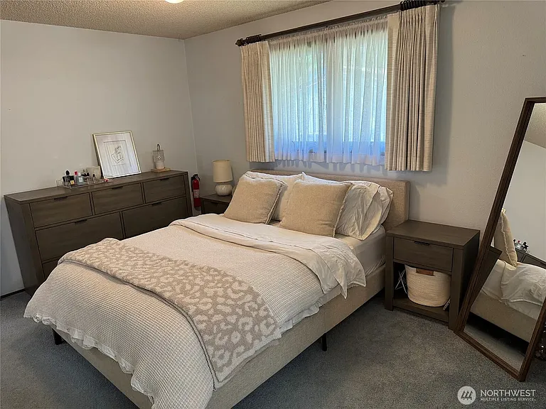 908 S 6th St — Photo 11