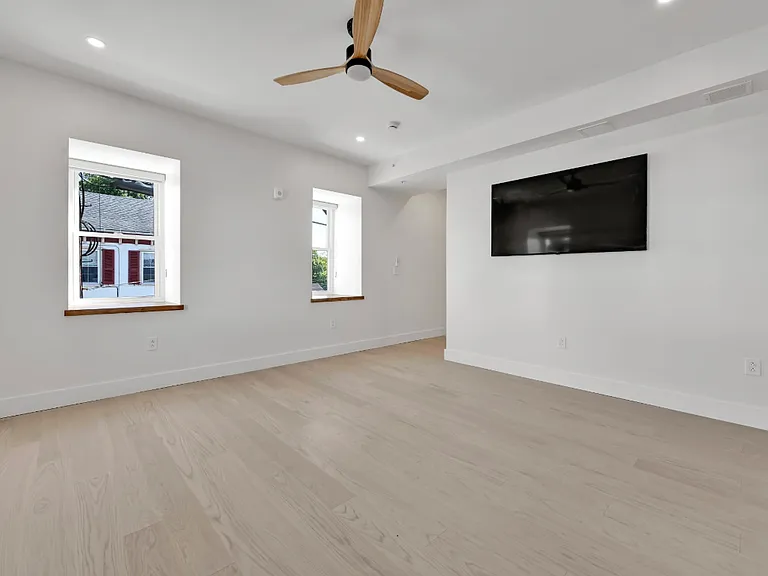 132 E Market St #201 — Photo 4