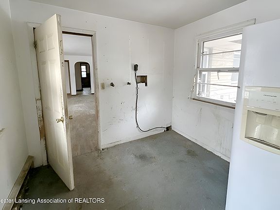 4th image of 221 E 1st St