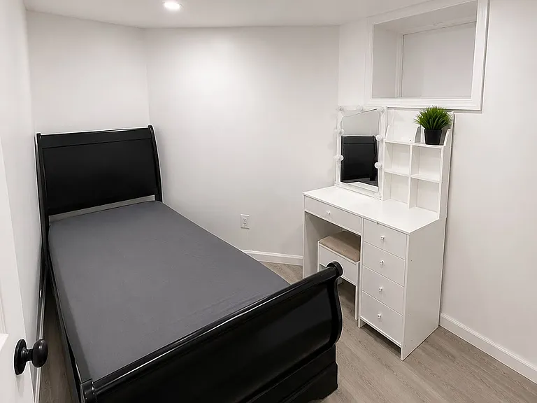 578 Elm St #2 — Photo 4