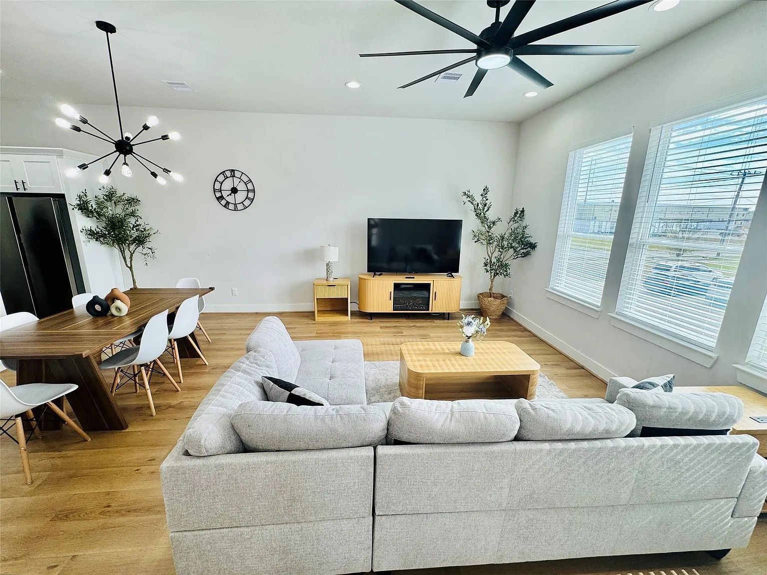 3 bed, 3.5 bath, 1926 sqft, $2,500 — Photo 2