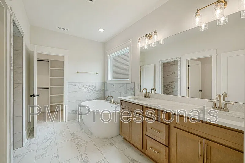3 bed, 2.0 bath, 1925 sqft, $2,549 — Photo 3