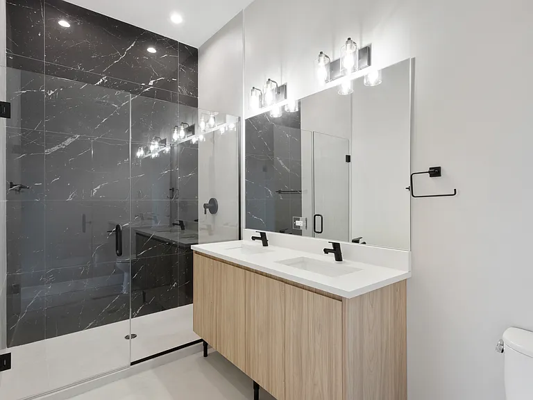 2505 W Farragut Ave #402 — Photo 19