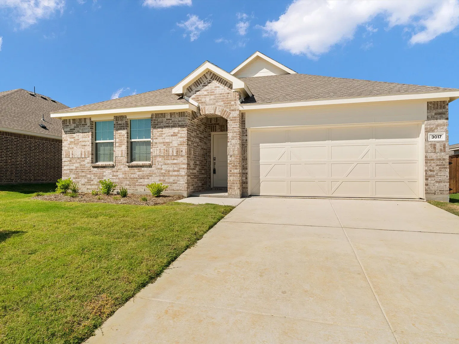 4 bed, 1996 sqft, $2,450 — Photo 2