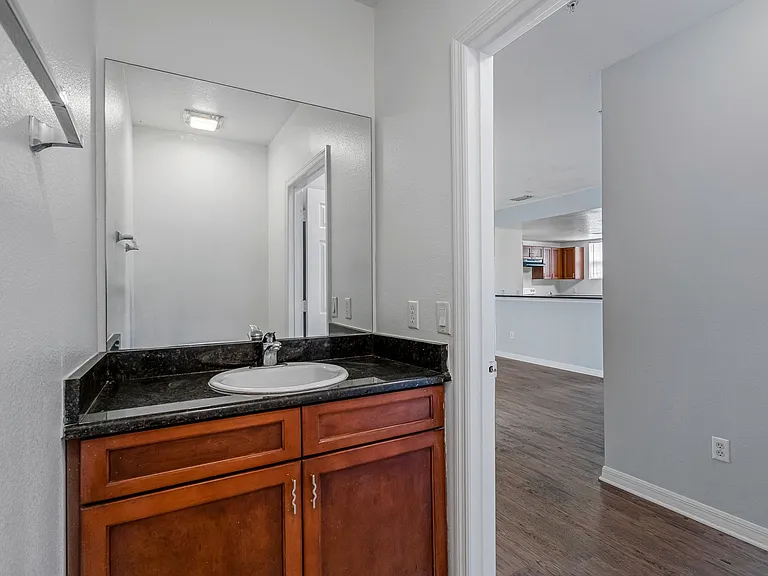 Tampa Commons — Photo 16