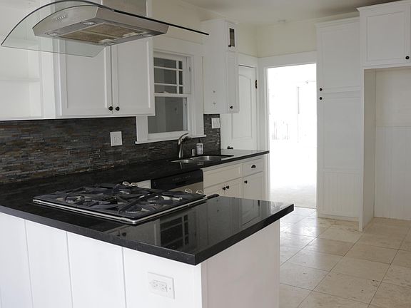 3rd image of 3300 Serra Way