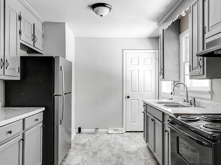 1314 Vinton St — Photo 11