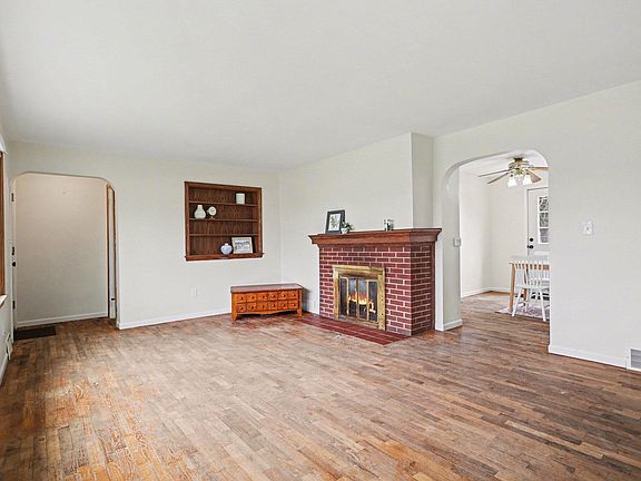 5th image of 2305 Maple Dr