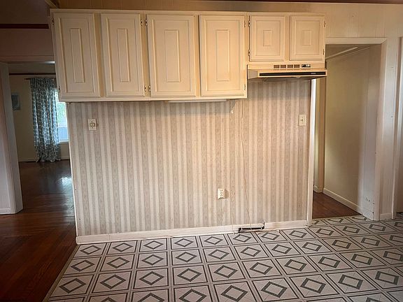 5th image of 208 1st St