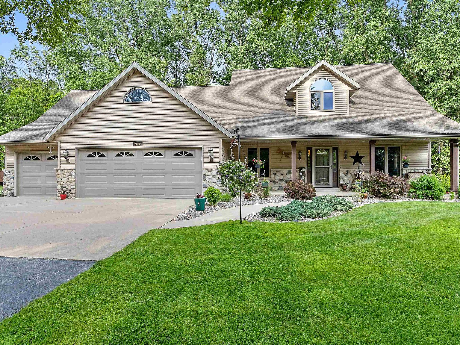 2210 Ives Ln, Suamico, WI 54173 Zillow