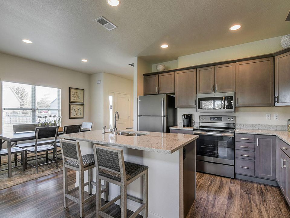 Hollyberry - Kitchen/Dining Area