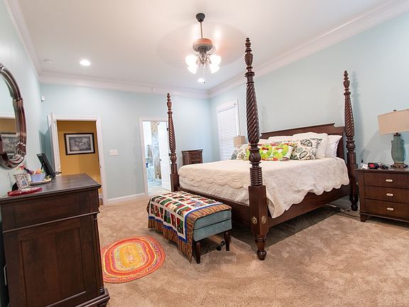 4th image of 450 Northridge Cir