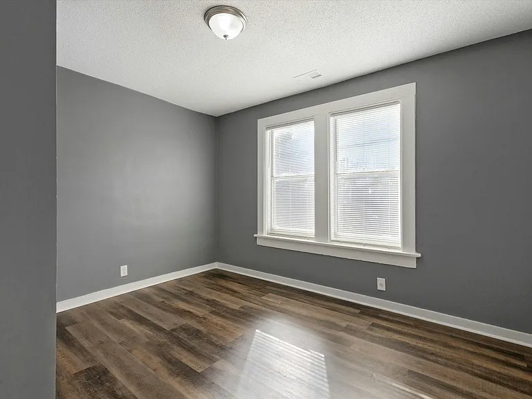 425 Carpenter St — Photo 15