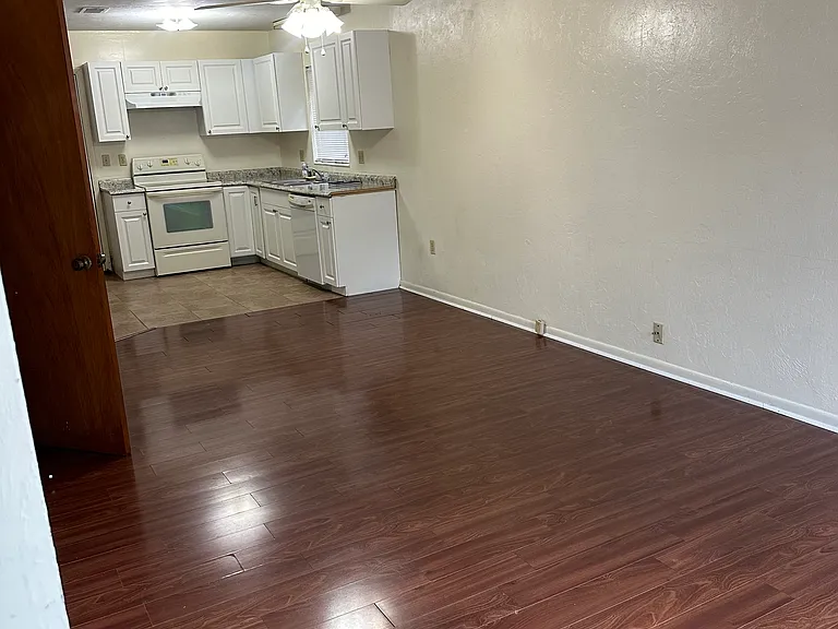 2616 SW 31st Pl #B — Photo 2