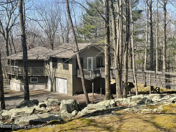 125 Big Bear Dr, Greentown, PA 18426