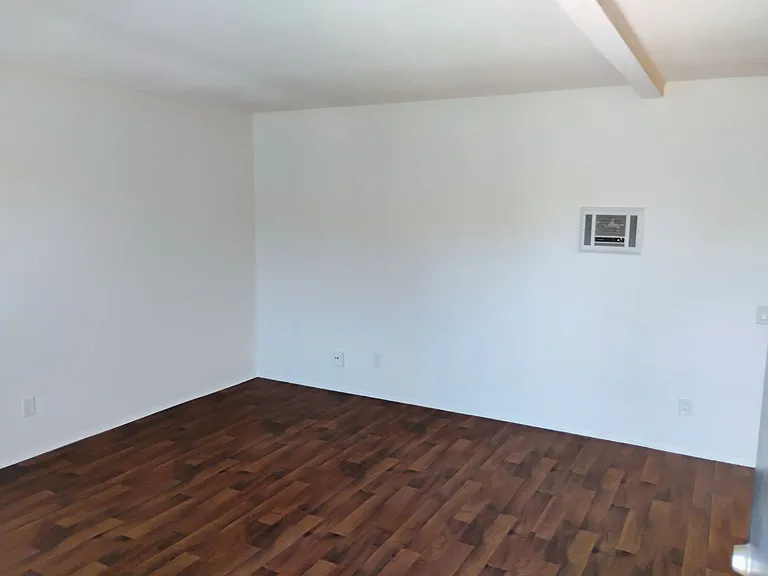 Iris Arms Apartments — Photo 14