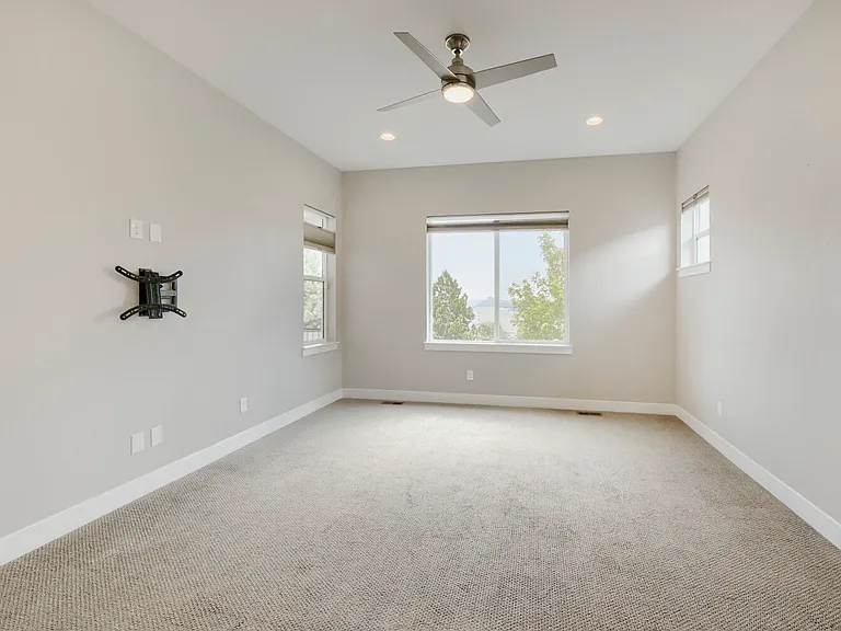 687 Easton Ct — Photo 20