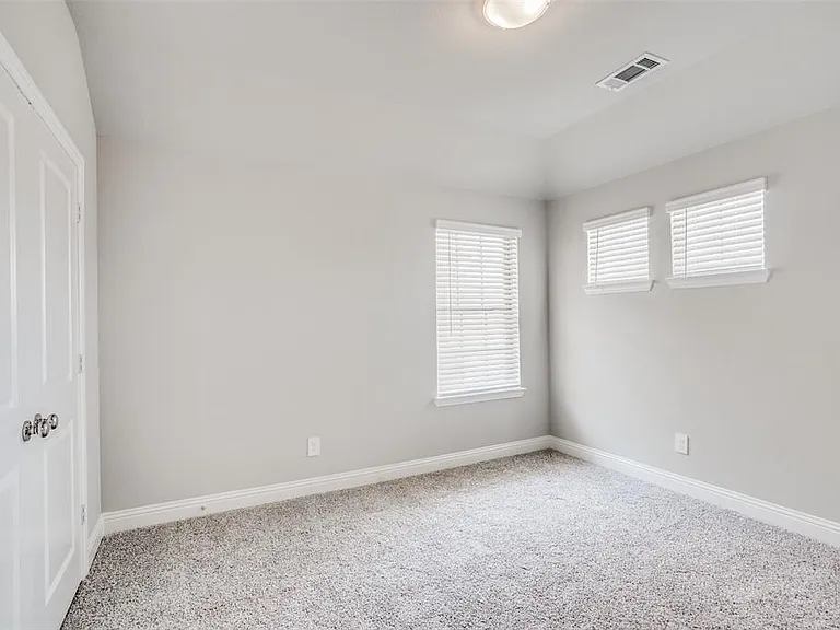 517 Sequoia St — Photo 4