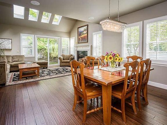 4th image of 32 Waterside Cir