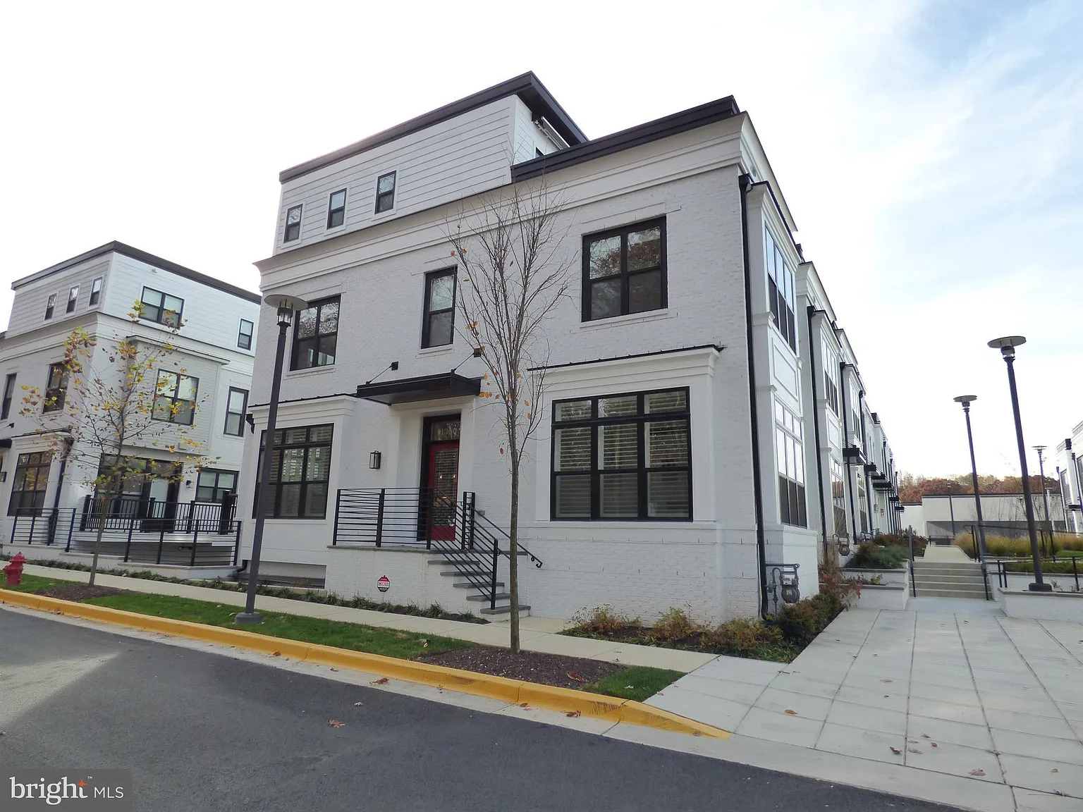 3 bed, 5.0 bath, 2400 sqft, $6,900 — Photo 1