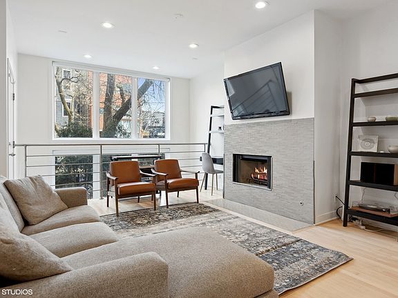 4th image of 1050 N Hermitage Ave #1