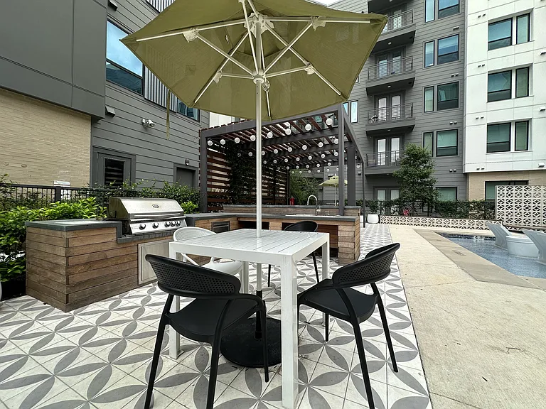 E Riverside Dr — Photo 13