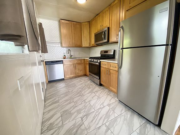 4th image of 1122 N Gardner St #8
