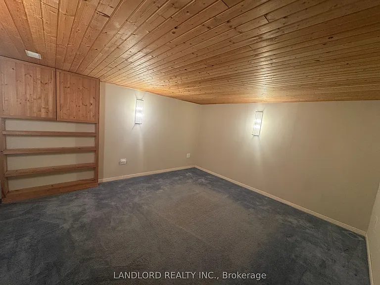 833 Laurier Ave — Photo 26