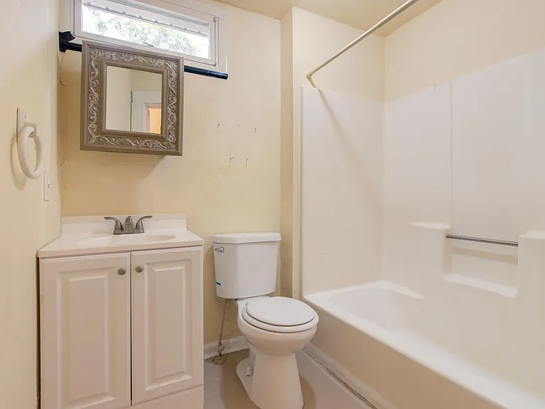 814 Clarendon St — Photo 6