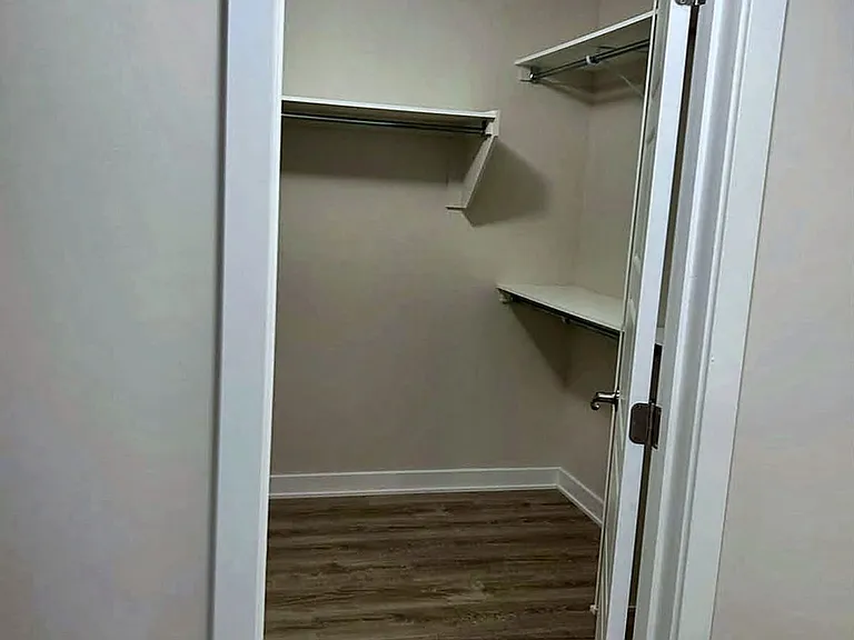 1007 Showman St — Photo 10