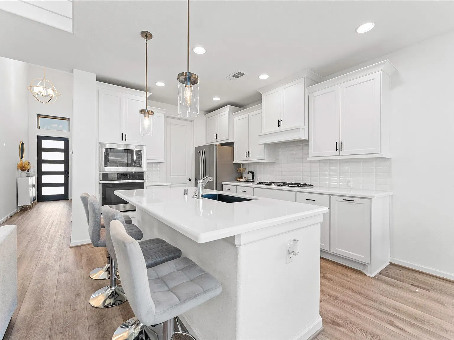 4 bed, 3.5 bath, 2451 sqft, $3,700 — Photo 3